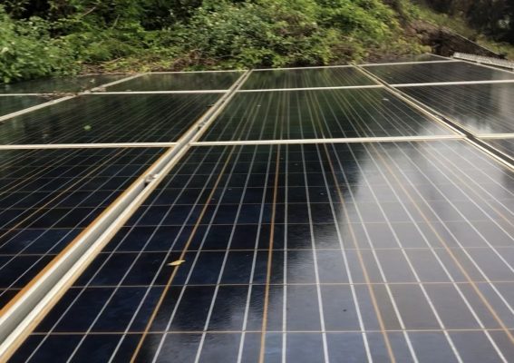 Tấm pin năng lượng mặt trời Suntech được lắp đặt cho Trạm ra đa biển tại đảo Hòn Dấu, Hải Phòng. Lắp đặt bên bờ biển năm 2012 đến nay vẫn hoạt động tốt
