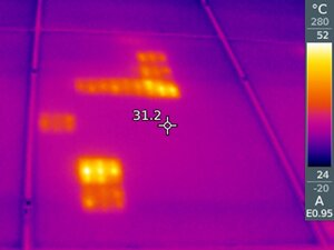 Hình ảnh nhiệt của tấm pin năng lượng mặt trời với các điểm nóng do các vết nứt nhỏ nghiêm trọng