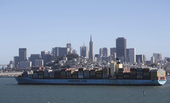 Một tàu container tiến vào cảng San Francisco. Mối đe dọa lặp đi lặp lại của thuế nhập khẩu đối với hàng hóa năng lượng mặt trời nhập khẩu từ Đông Nam Á đã làm gián đoạn sự phát triển năng lượng mặt trời mới ở Hoa Kỳ.  Hình ảnh: Ảnh: Tobias Kleinlercher