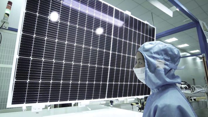 Kiểm tra trực quan các tấm pin mặt trời trong dây chuyền sản xuất.